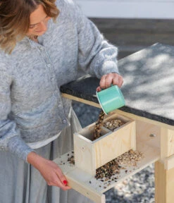 Dehner Natura Futterhaus Karwendel, Natur, Inkl. Ständer, Ca. B84,3/H127,2/T84,3 Cm 18 Dehner Natura Futterhaus Karwendel, Natur, Inkl. Ständer, Ca. B84,3/H127,2/T84,3 Cm -Dehner 6622872 6622898 6622906 6622922 WE MO 004 NVHRofanKarwendel