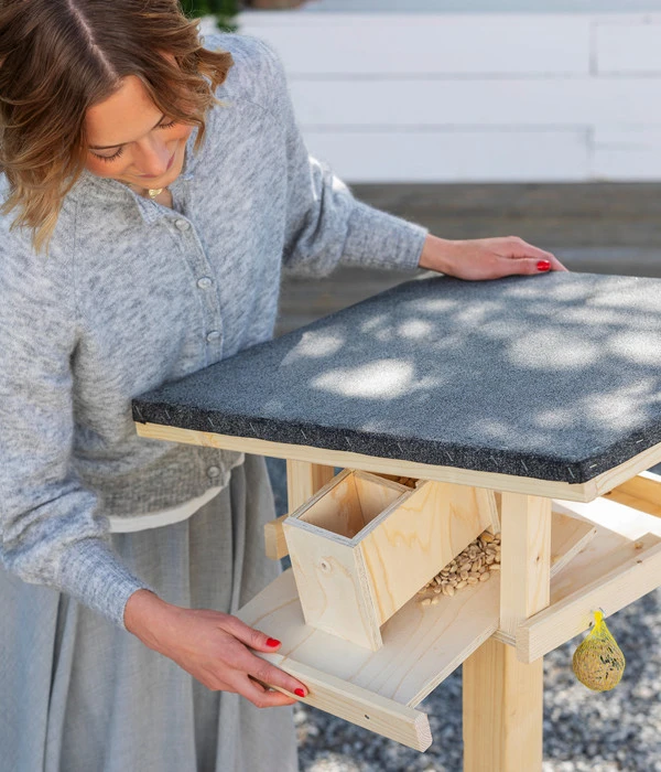 Dehner Natura Futterhaus Karwendel, Natur, Inkl. Ständer, Ca. B84,3/H127,2/T84,3 Cm 10 Dehner Natura Futterhaus Karwendel, Natur, Inkl. Ständer, Ca. B84,3/H127,2/T84,3 Cm – Bild 8