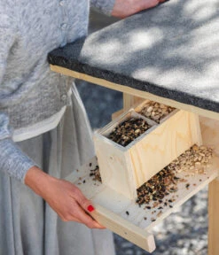 Dehner Natura Futterhaus Karwendel, Natur, Inkl. Ständer, Ca. B84,3/H127,2/T84,3 Cm 22 Dehner Natura Futterhaus Karwendel, Natur, Inkl. Ständer, Ca. B84,3/H127,2/T84,3 Cm -Dehner 6622872 6622898 6622906 6622922 WE MO 012 NVHRofanKarwendel