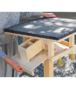 Dehner Natura Futterhaus Karwendel, Natur, Inkl. Ständer, Ca. B84,3/H127,2/T84,3 Cm 23 Dehner Natura Futterhaus Karwendel, Natur, Inkl. Ständer, Ca. B84,3/H127,2/T84,3 Cm -Dehner 6622872 6622898 6622906 6622922 WE MO 013 NVHRofanKarwendel